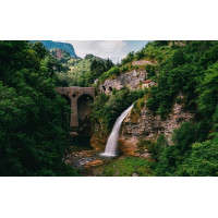 Картина на полотні «Водоспад серед скель і лісу» (N418), 55×35 см